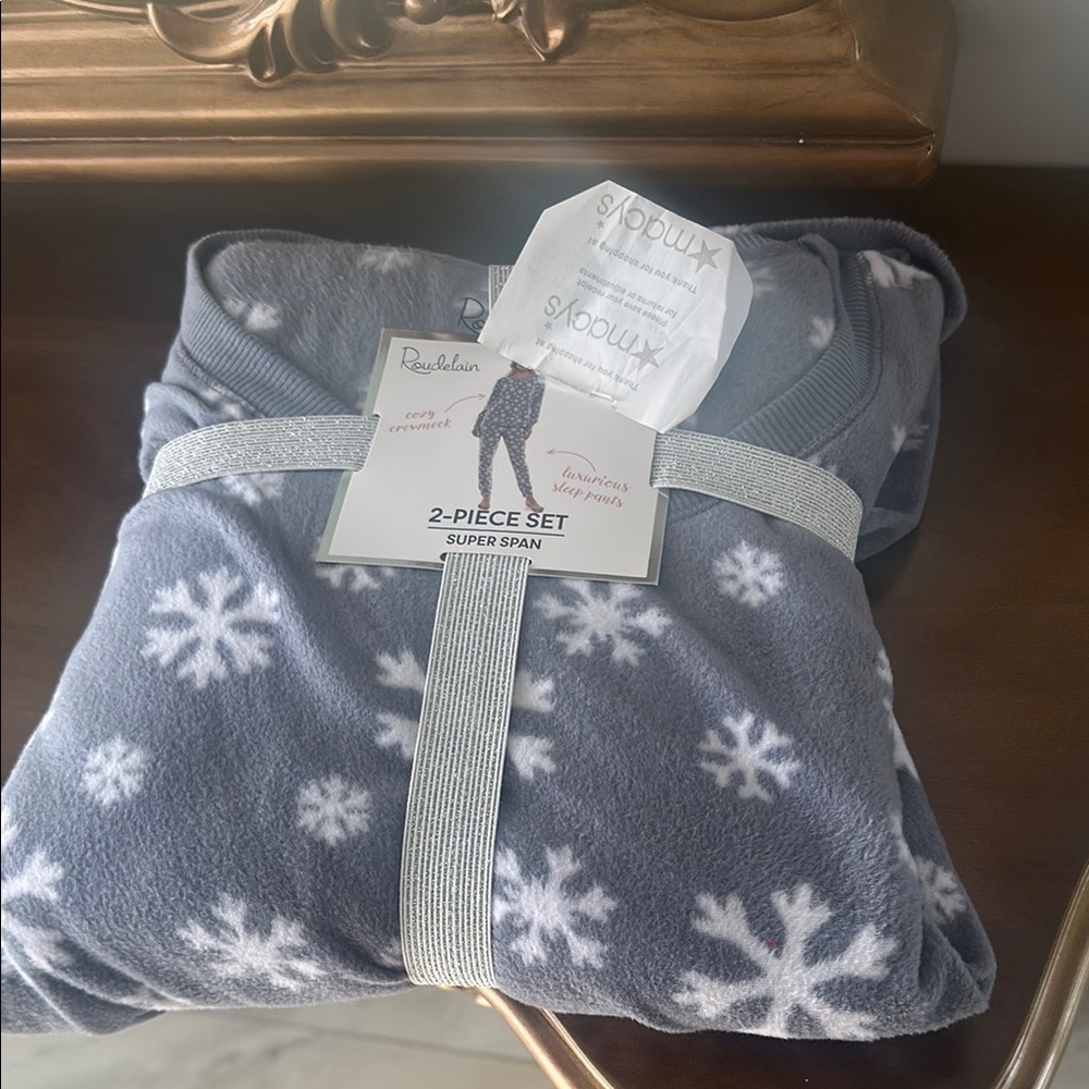 Roudelain  Gray and White Lounge Set